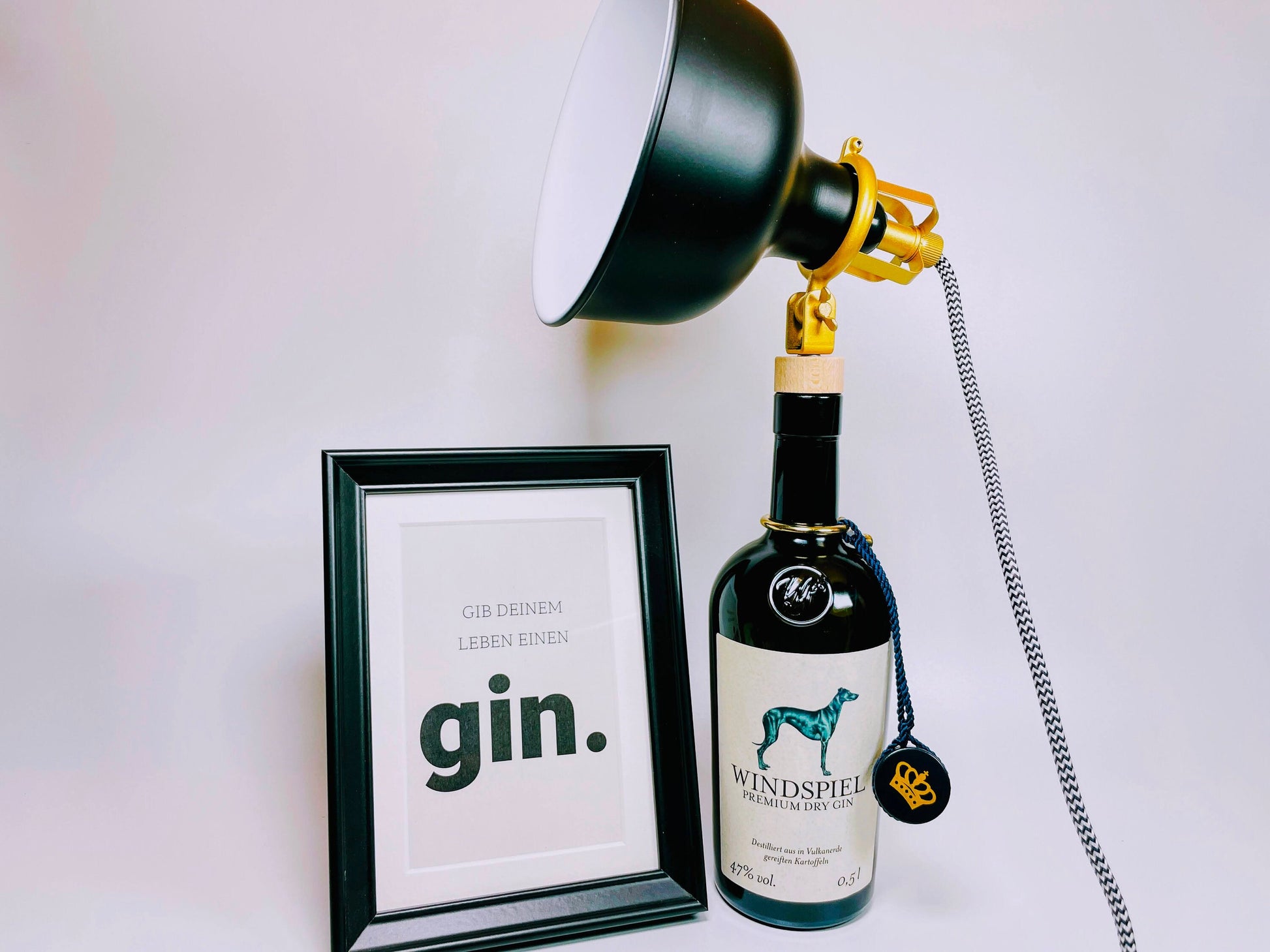 Windspiel Gin Vintage-Lampe | Handgemachte Upcycling Tischlampe aus Windspiel Gin | Einzigartige Geschenkidee | Deko-Licht | Windhund  Eifel