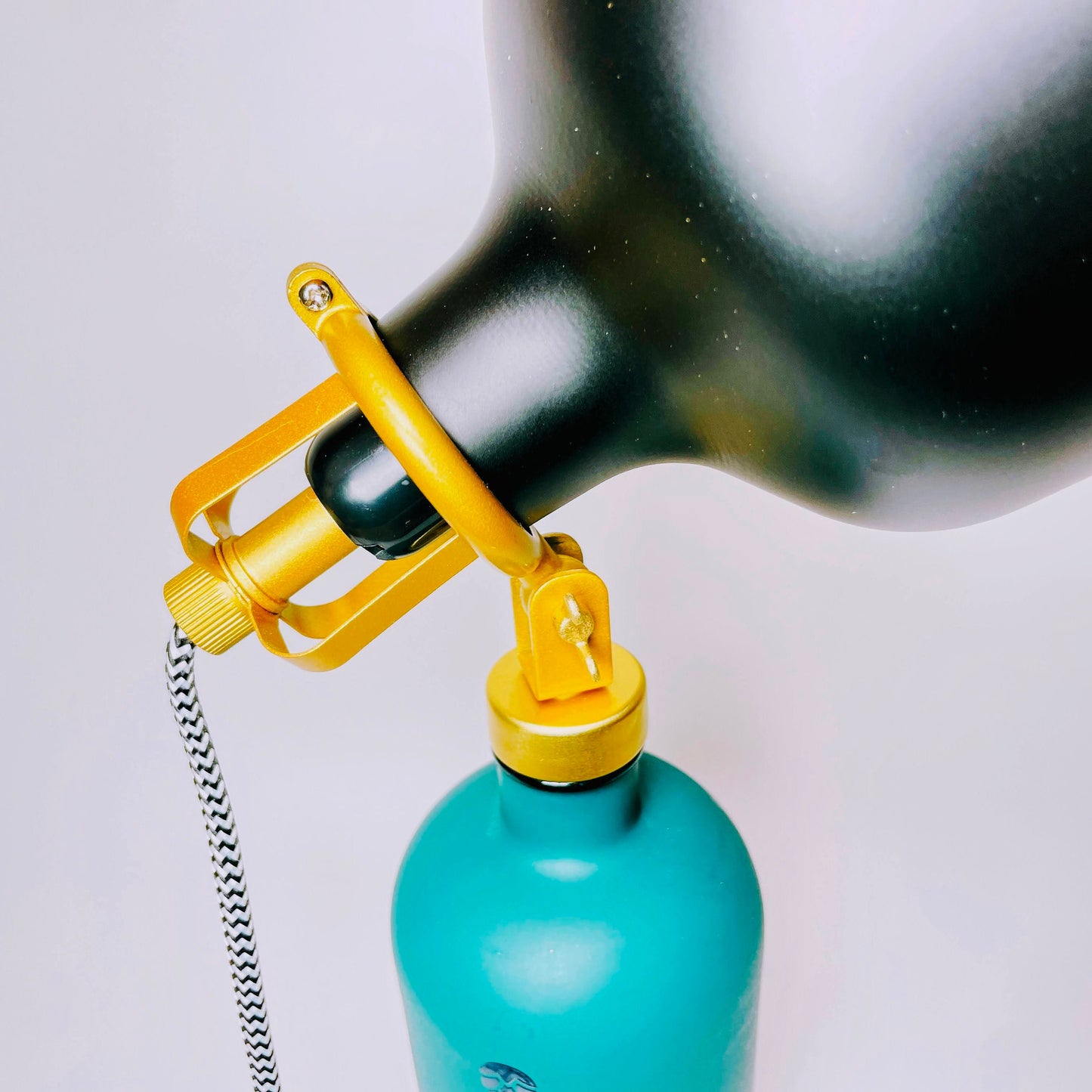 Gin 8 Vintage-Lampe | Handgemachte nachhaltige Tischlampe aus Gin 8 | Einzigartige Geschenkidee | Retro Deko-Licht | Upcycling Leuchte