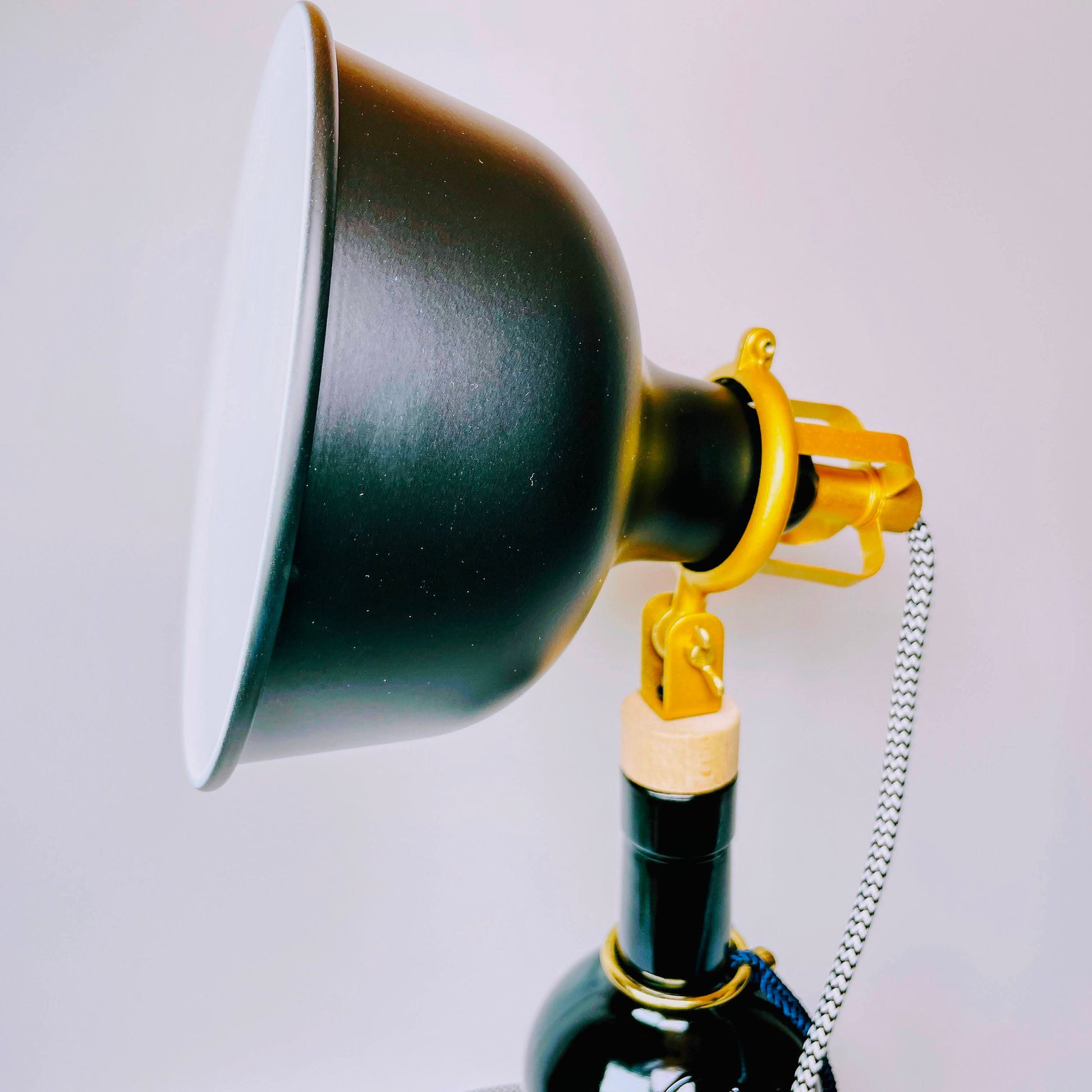 Windspiel Gin Vintage-Lampe | Handgemachte nachhaltige Tischlampe aus Windspiel Gin | Einzigartige Geschenkidee | Deko-Licht | Upcycling