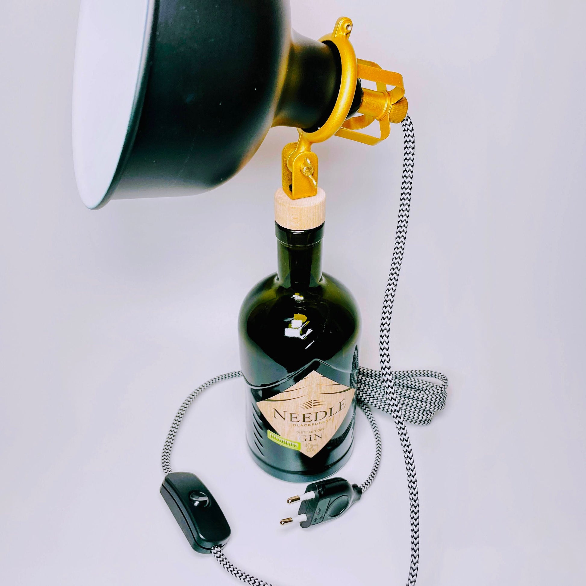 Needle Gin Vintage-Lampe | Handgemachte nachhaltige Tischlampe aus Needle Gin | Einzigartige Geschenkidee | Deko-Licht | Upcycling Leuchte