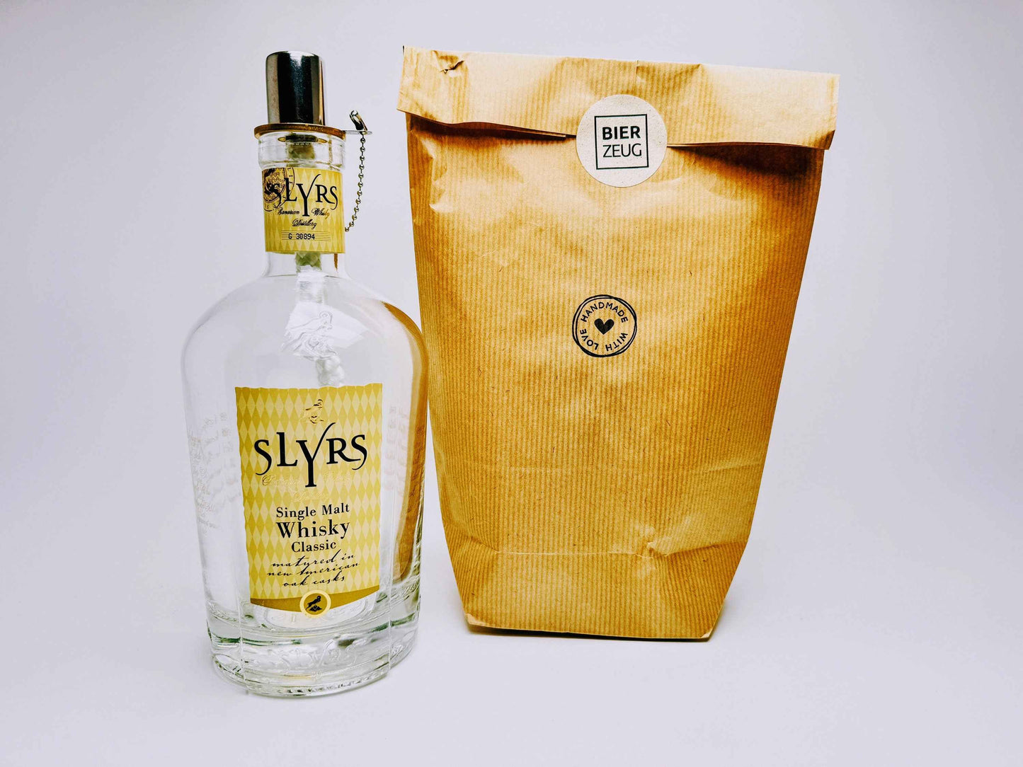 Whisky-Öllampe ”Highland Glow” | Handgefertigt aus recycelten Whiskeyflaschen | Vielseitiges Upcycling-Geschenk | Ideal für Balkon & Garten