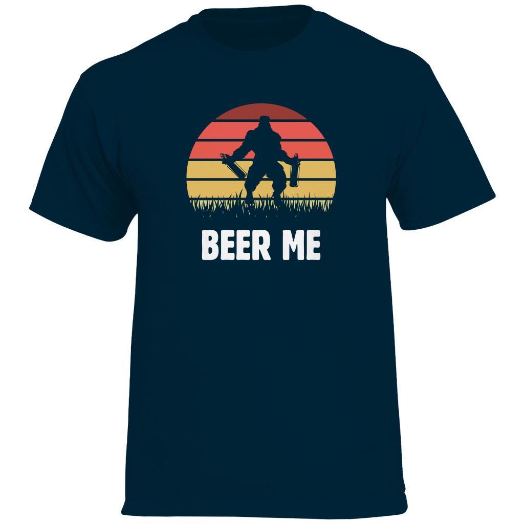 BEER ME T-Shirt mit Bigfoot-Motiv – Lustiges Bier-Shirt für Craftbier-Fans - 100% Baumwolle