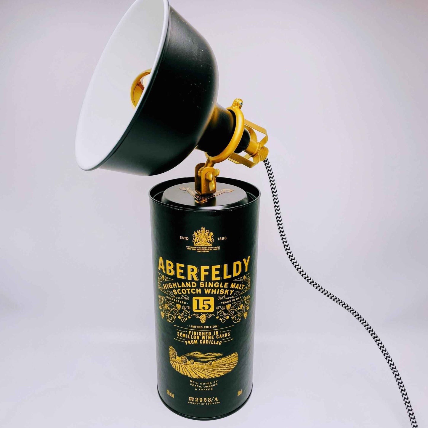 Tischlampe aus Whisky Tubes | Handgemachte Upcycling Design-Lampe für Whisky-Fans | Einzigartige Geschenkidee | Retro Licht Deko