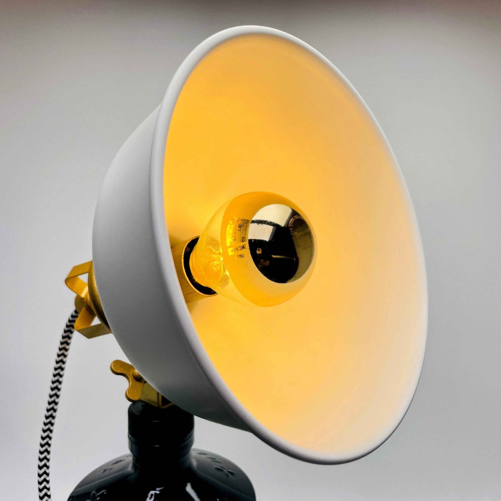 Tischlampe aus Whisky Tubes | Handgemachte Upcycling Design-Lampe für Whisky-Fans | Einzigartige Geschenkidee | Retro Licht Deko