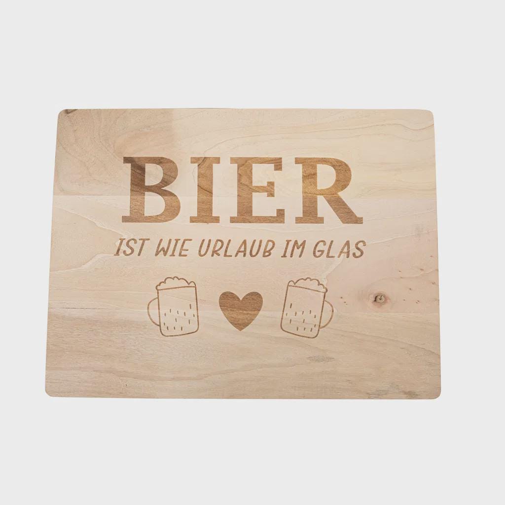 Sitzbrett für Bierkasten – Bier ist wie Urlaub im Glas – Holzbrett, 40x30cm – Geschenkidee für Fußball- und Bierfans