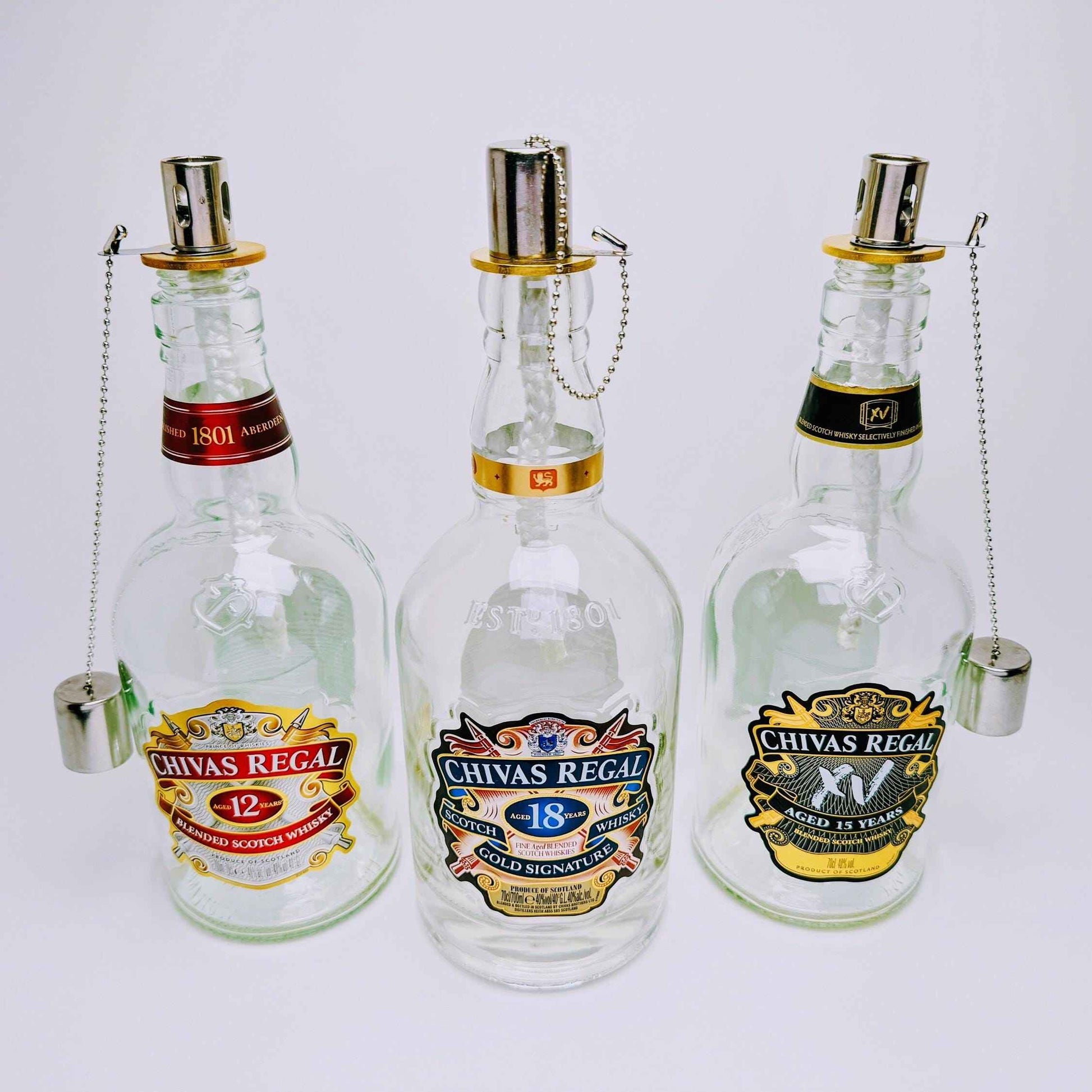 Whisky-Öllampe ”Highland Glow” | Handgefertigt aus recycelten Whiskeyflaschen | Vielseitiges Upcycling-Geschenk | Ideal für Balkon & Garten