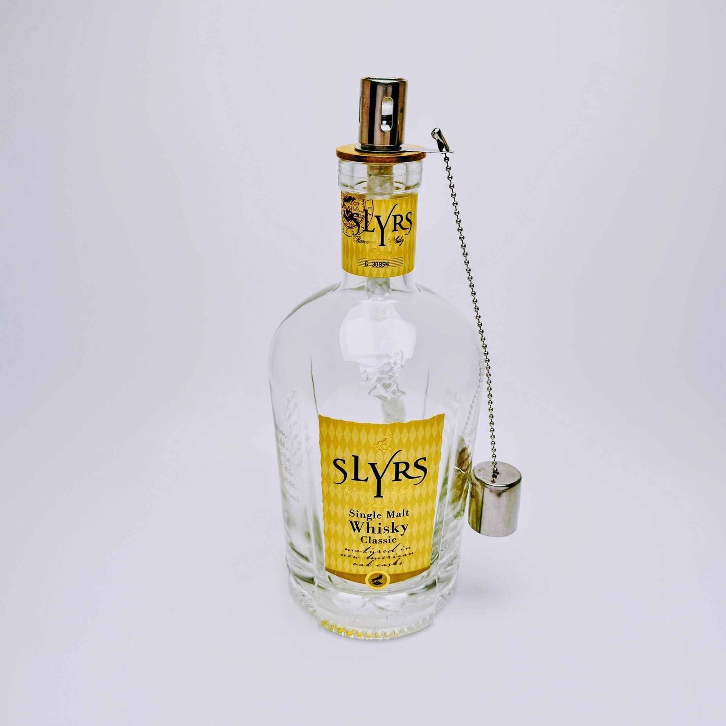 Whisky-Öllampe ”Highland Glow” | Handgefertigt aus recycelten Whiskeyflaschen | Vielseitiges Upcycling-Geschenk | Ideal für Balkon & Garten