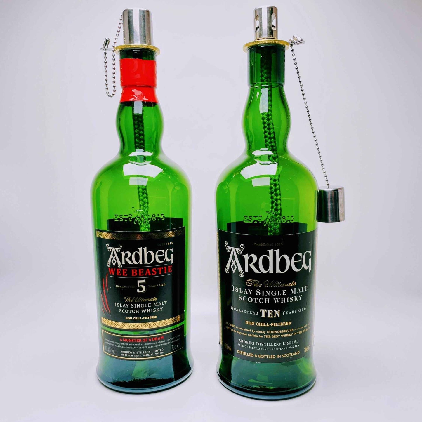 Whisky-Öllampe ”Highland Glow” | Handgefertigt aus recycelten Whiskeyflaschen | Vielseitiges Upcycling-Geschenk | Ideal für Balkon & Garten