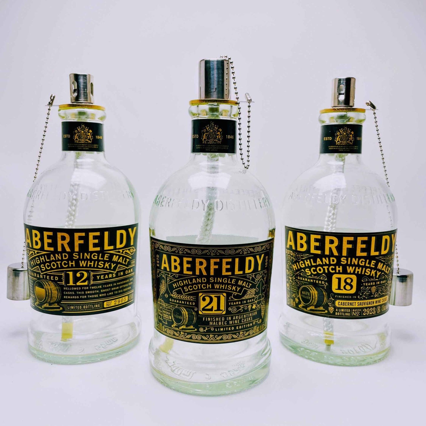 Whisky-Öllampe ”Highland Glow” | Handgefertigt aus recycelten Whiskeyflaschen | Vielseitiges Upcycling-Geschenk | Ideal für Balkon & Garten