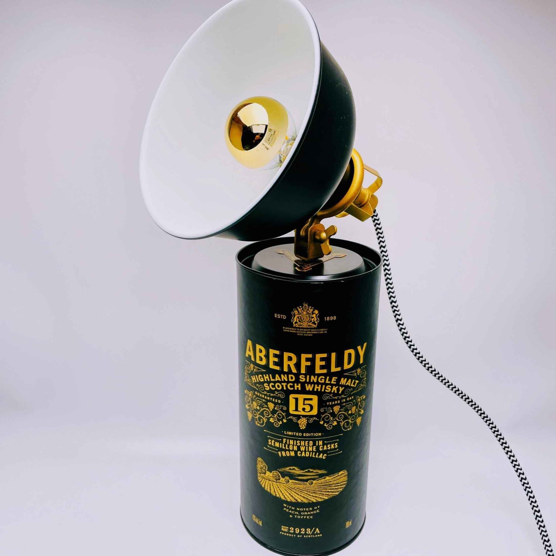 Tischlampe aus Whisky Tubes | Handgemachte Upcycling Design-Lampe für Whisky-Fans | Einzigartige Geschenkidee | Retro Licht Deko