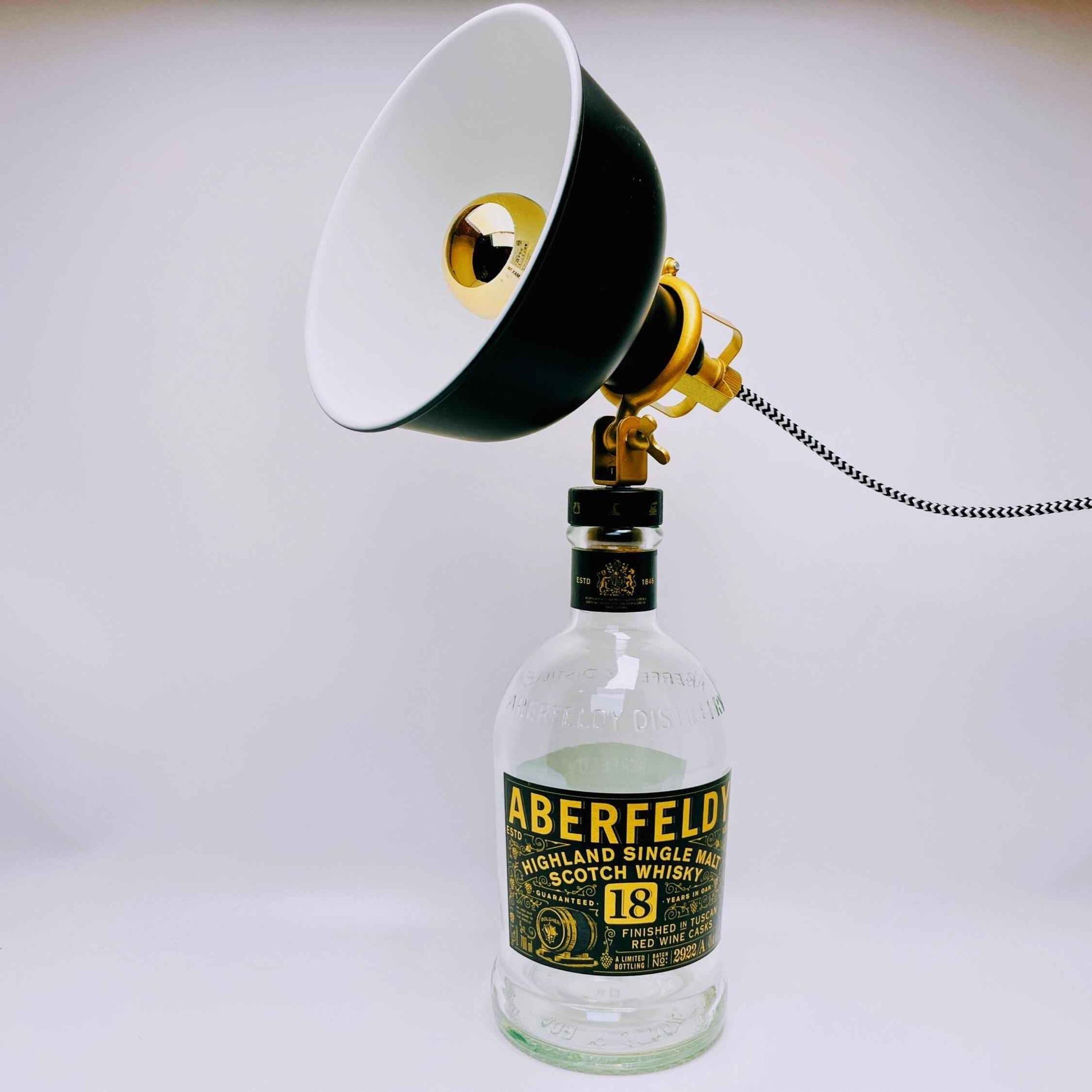 Whisky Tischlampe | Handgemachte Upcycling Lampe aus Whiskey Flaschen | Einzigartige Geschenkidee | Deko