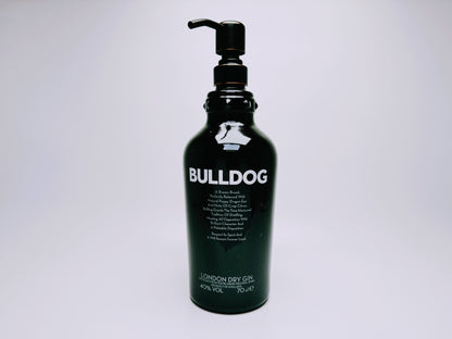Distributeur de savon au gin « Bulldog Brilliance » | Distributeur à pompe upcyclé à partir d'une bouteille de gin Bulldog | Rechargeable avec du savon | Cadeau de décoration de salle de bain Angleterre