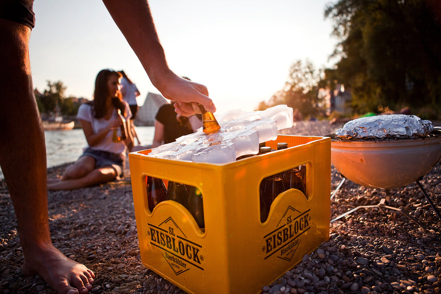 Eisblock Bierkühler - Die Innovation um deinen Getränkekasten unterwegs zu kühlen - Für 20x0,5l oder 24x0,33l - Jetzt eiskalt bestellen!