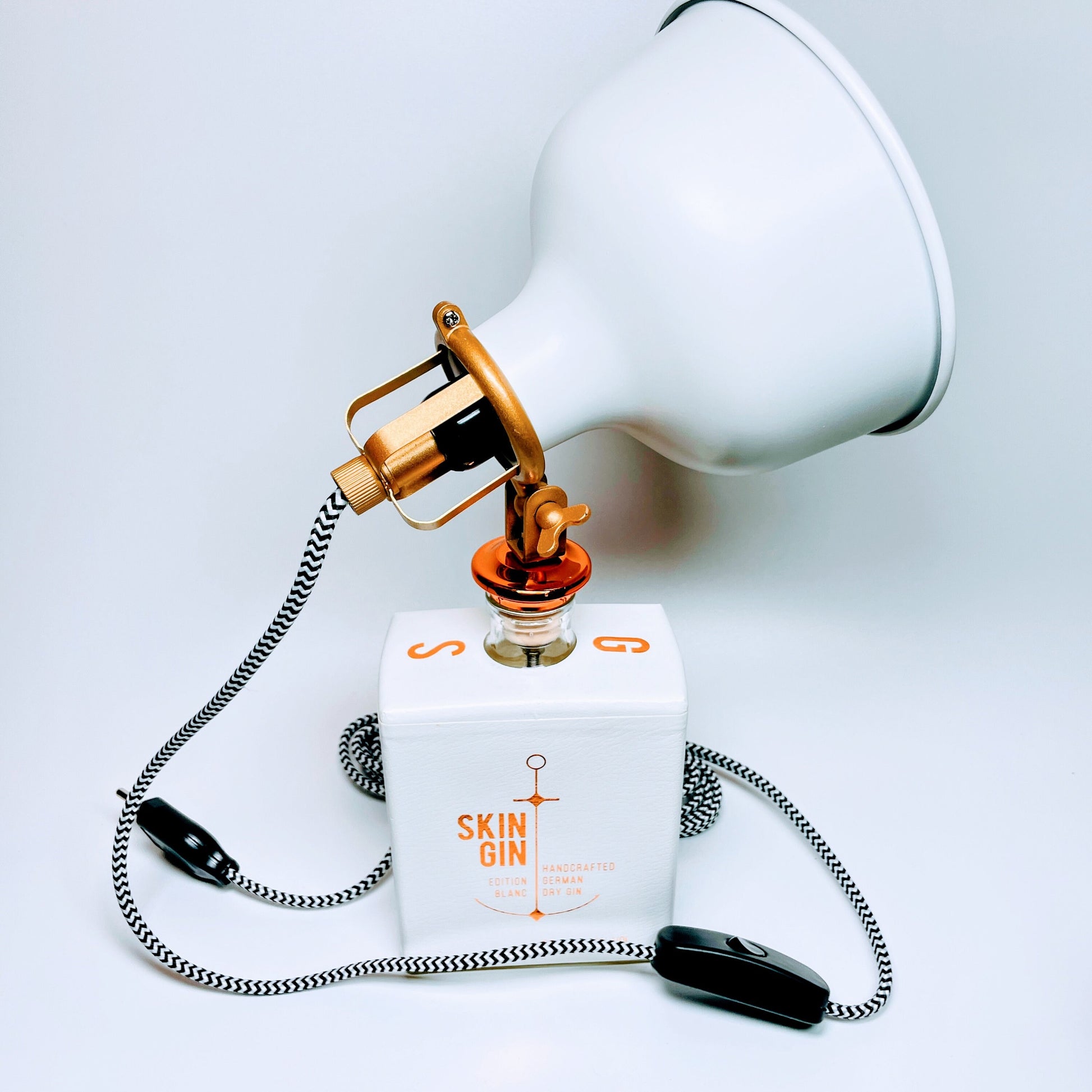 Skin Gin Vintage-Lampe | Handgemachte nachhaltige Tischlampe aus Skin Gin | Einzigartige Geschenkidee | Retro Deko-Licht | Upcycling Leuchte