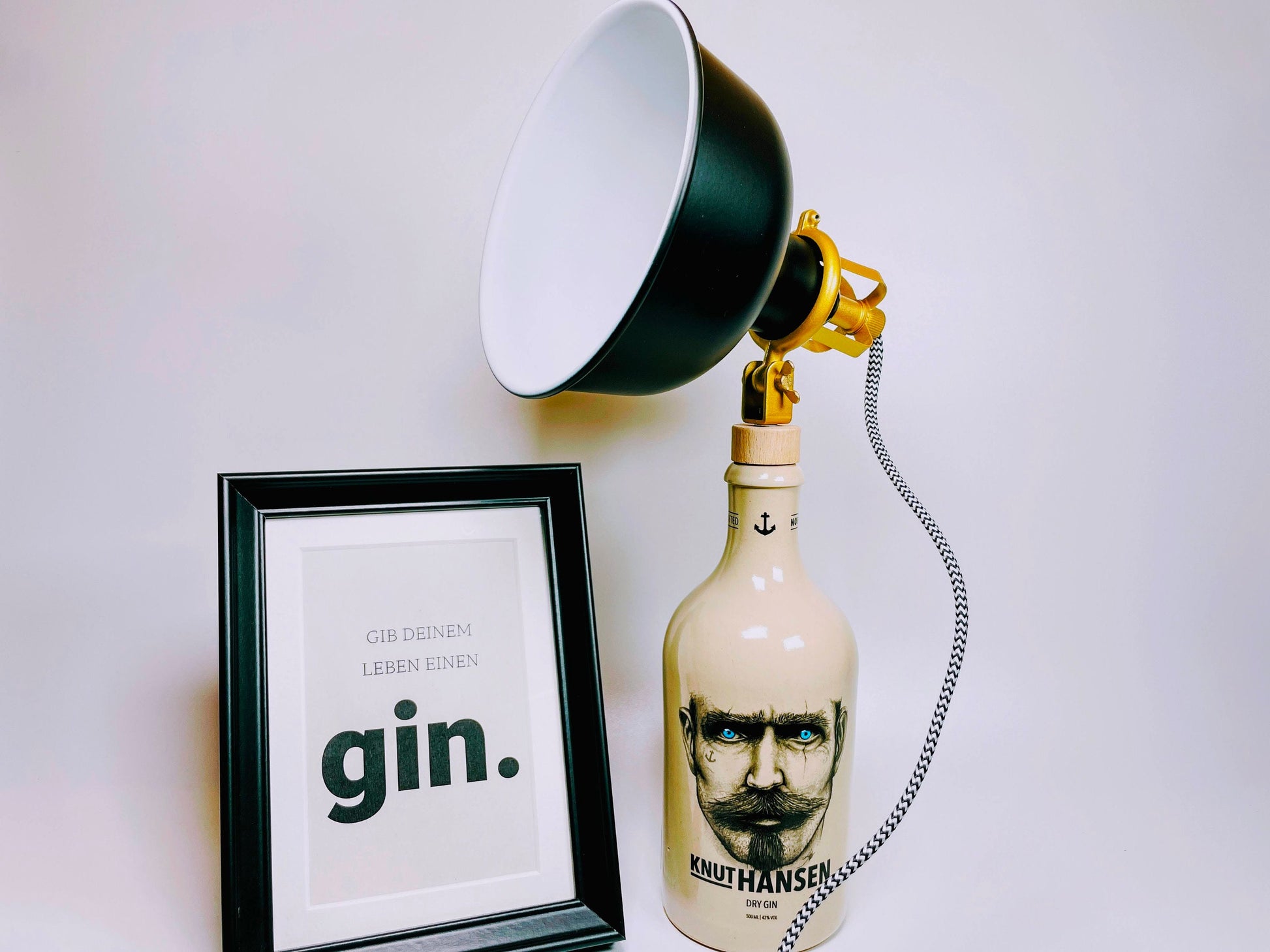 Knut Hansen Gin Vintage-Lampe | Handgemachte nachhaltige Tischlampe aus Knut Hansen Gin | Einzigartige Geschenkidee | Deko-Licht | Upcycling