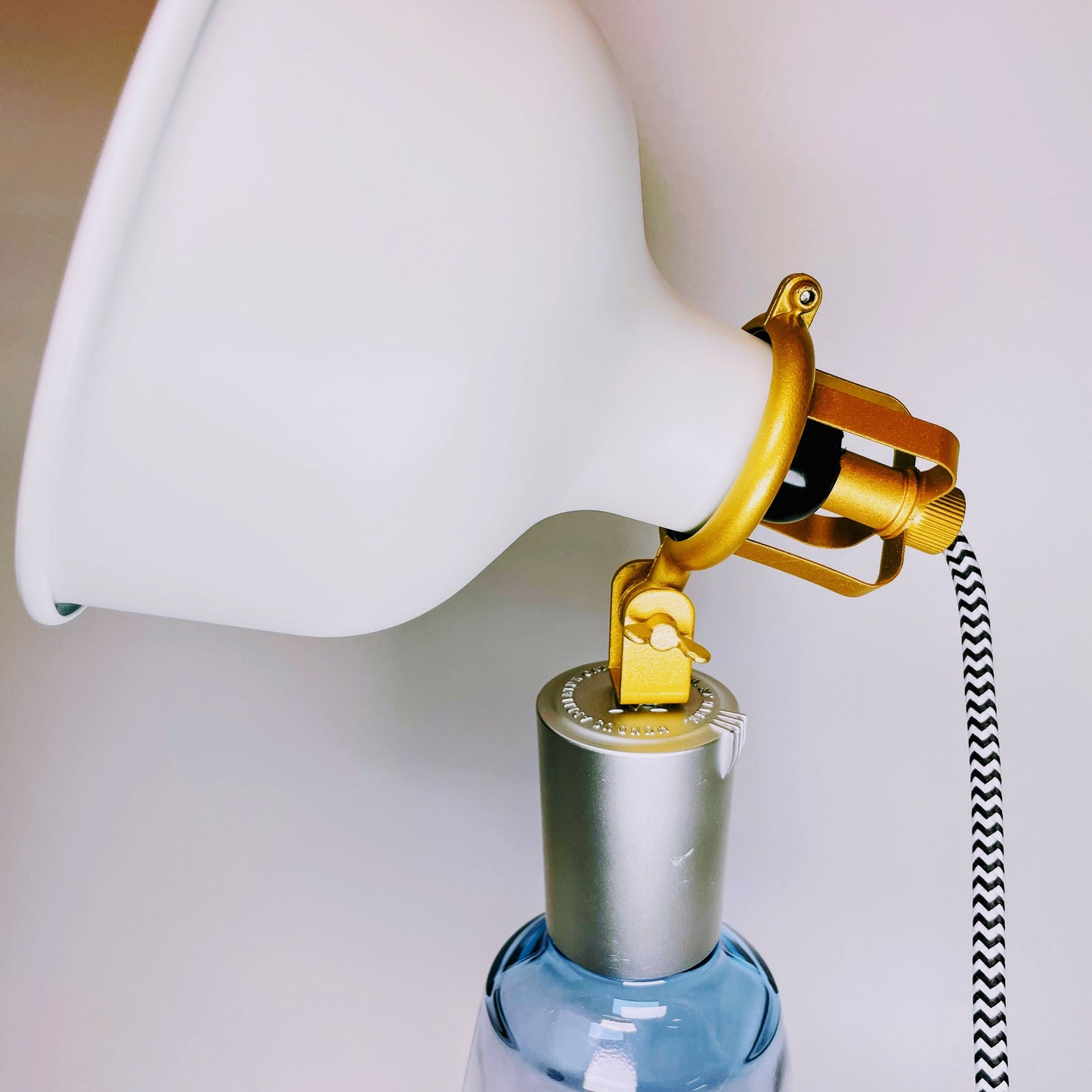 Gin Mare Vintage-Lampe | Handgemachte nachhaltige Tischlampe aus Gin Mare | Einzigartige Geschenkidee | Deko-Licht | Upcycling Leuchte