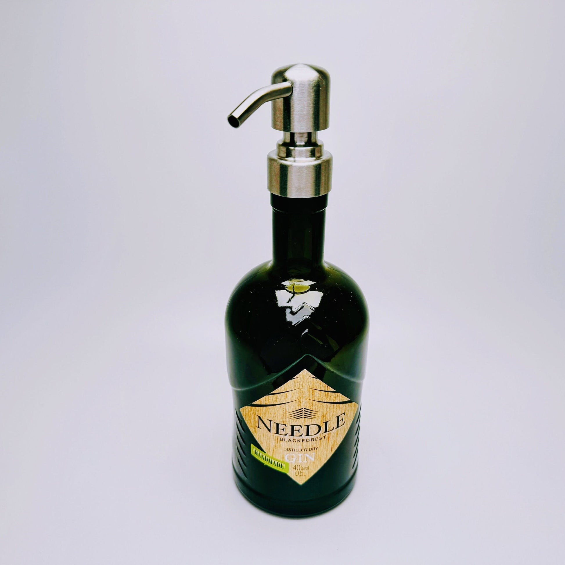 Gin-Seifenspender "Needle" | Upcycling Pumpspender aus Needle Gin Flasche | Nachfüllbar mit Seife, Spüli | Bad Deko | Geschenk Schwarzwald