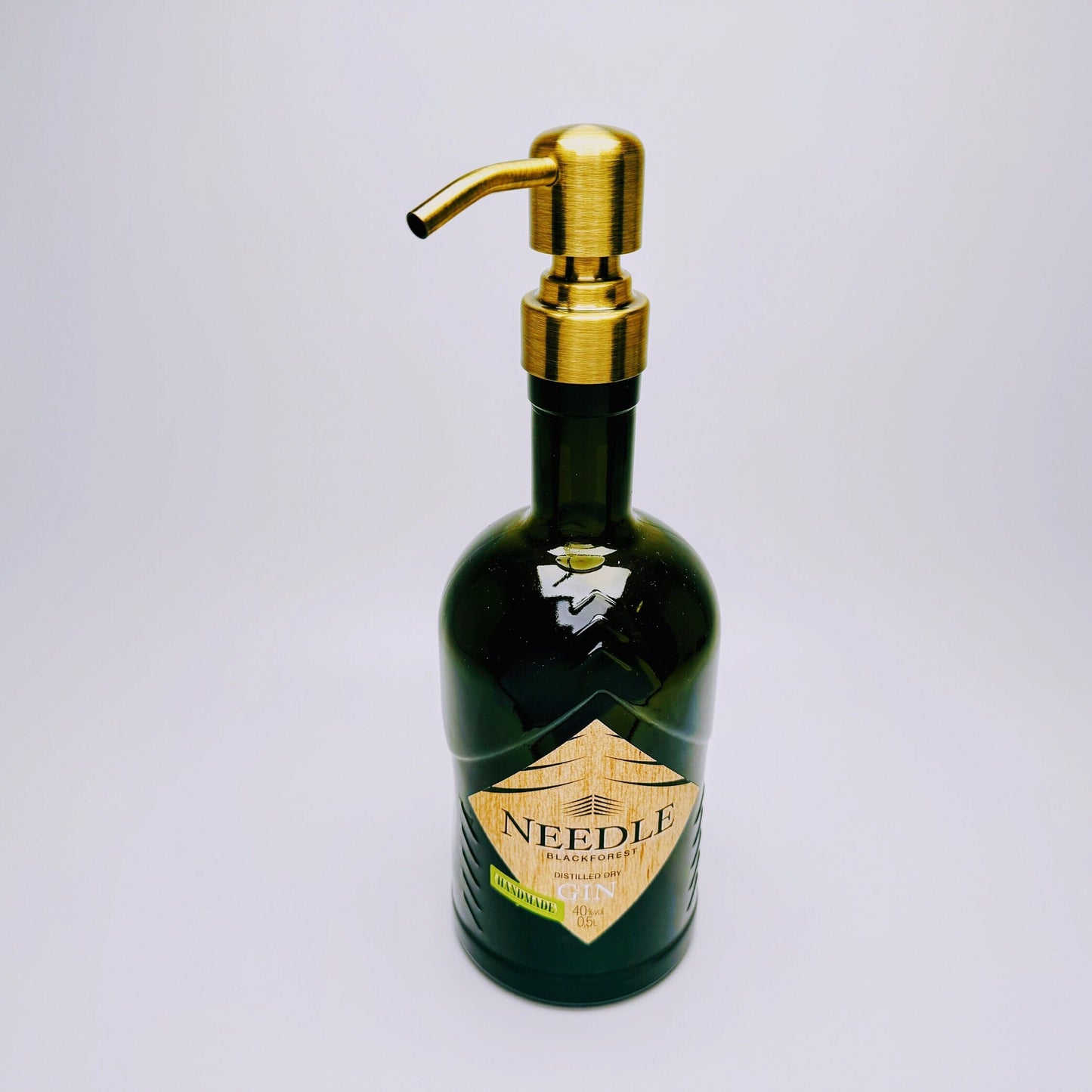 Gin-Seifenspender "Needle" | Upcycling Pumpspender aus Needle Gin Flasche | Nachfüllbar mit Seife, Spüli | Bad Deko | Geschenk Schwarzwald