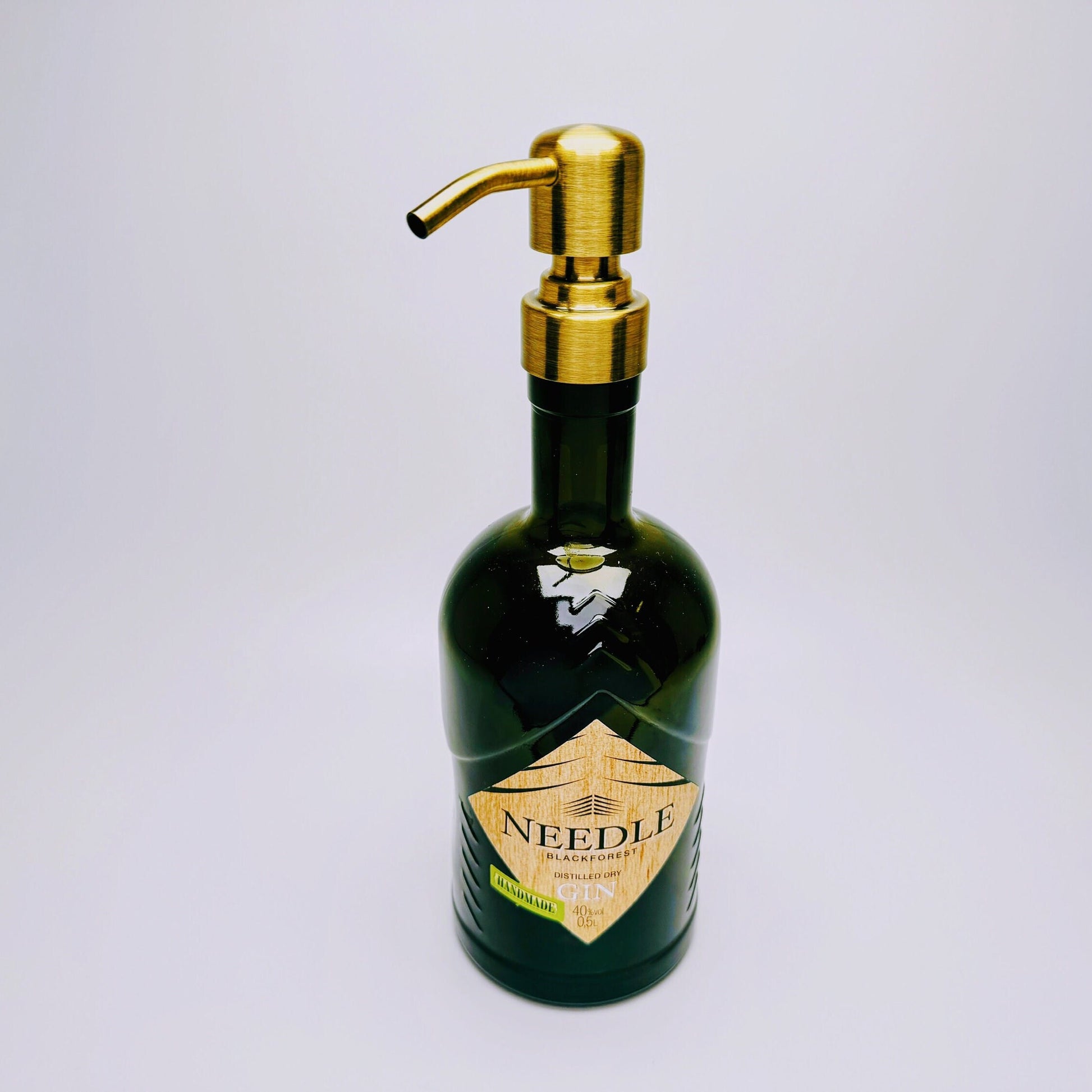 Gin-Seifenspender "Needle" | Upcycling Pumpspender aus Needle Gin Flasche | Nachfüllbar mit Seife, Spüli | Bad Deko | Geschenk Schwarzwald