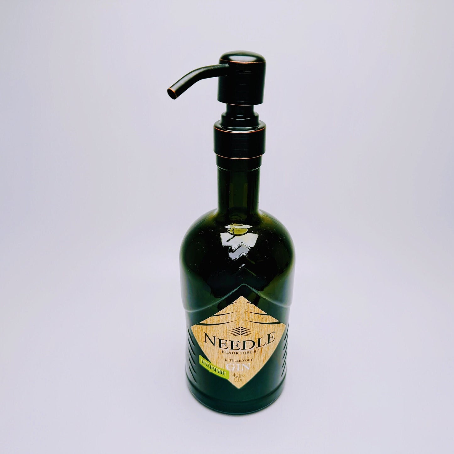 Gin-Seifenspender "Needle" | Upcycling Pumpspender aus Needle Gin Flasche | Nachfüllbar mit Seife, Spüli | Bad Deko | Geschenk Schwarzwald