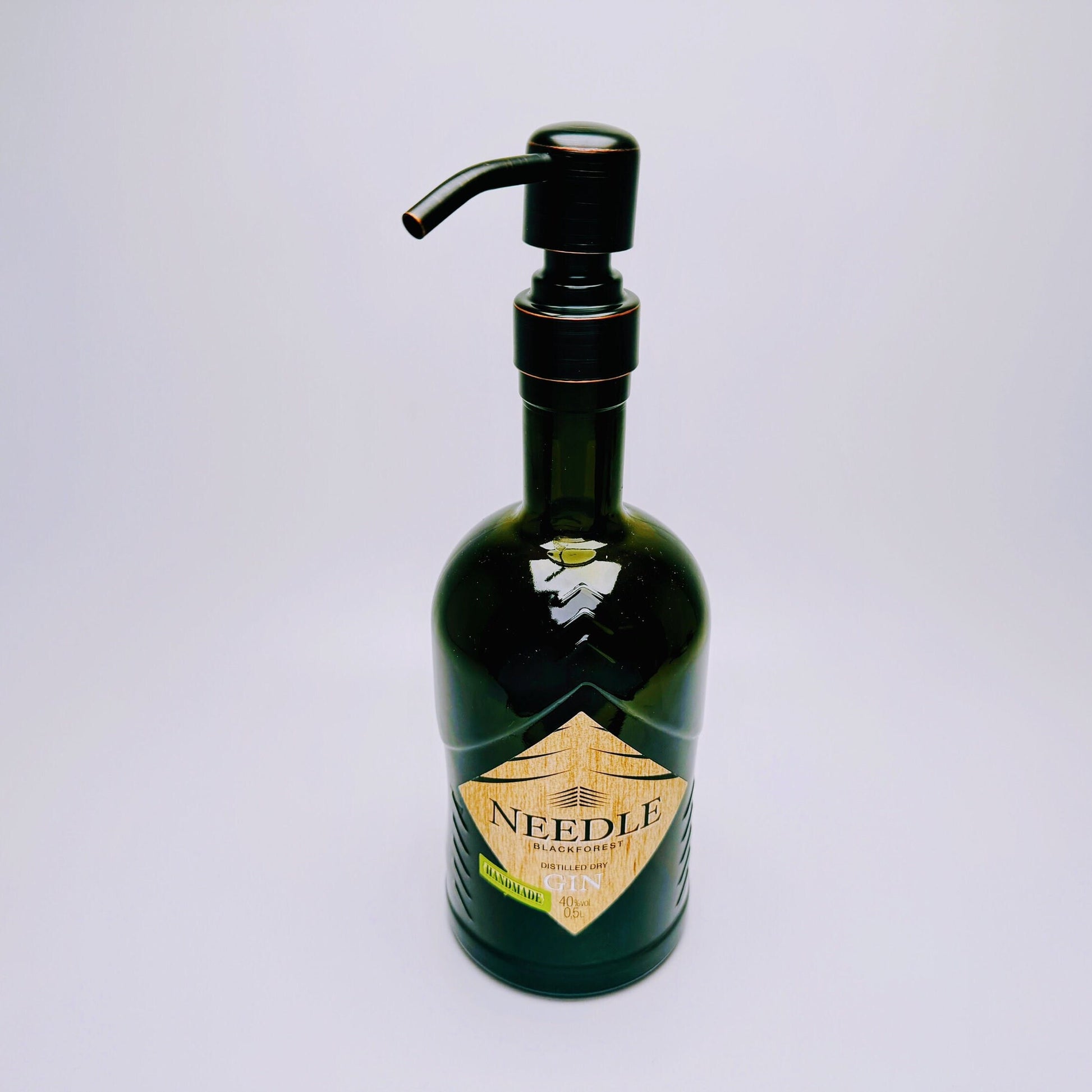 Gin-Seifenspender "Needle" | Upcycling Pumpspender aus Needle Gin Flasche | Nachfüllbar mit Seife, Spüli | Bad Deko | Geschenk Schwarzwald