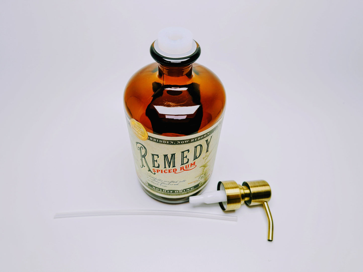 Rum Seifenspender "Remedy Refresh" | Upcycling Pumpspender aus Remedy Rum Flasche | Nachfüllbar | Deko Bad | Karibik Geschenk | 700ml