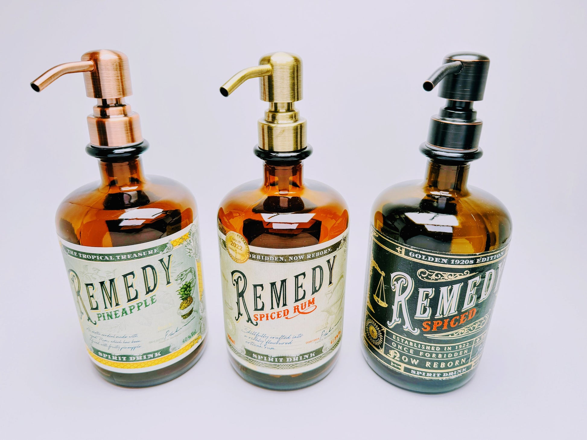 Rum Seifenspender "Remedy Refresh" | Upcycling Pumpspender aus Remedy Rum Flasche | Nachfüllbar | Deko Bad | Karibik Geschenk | 700ml