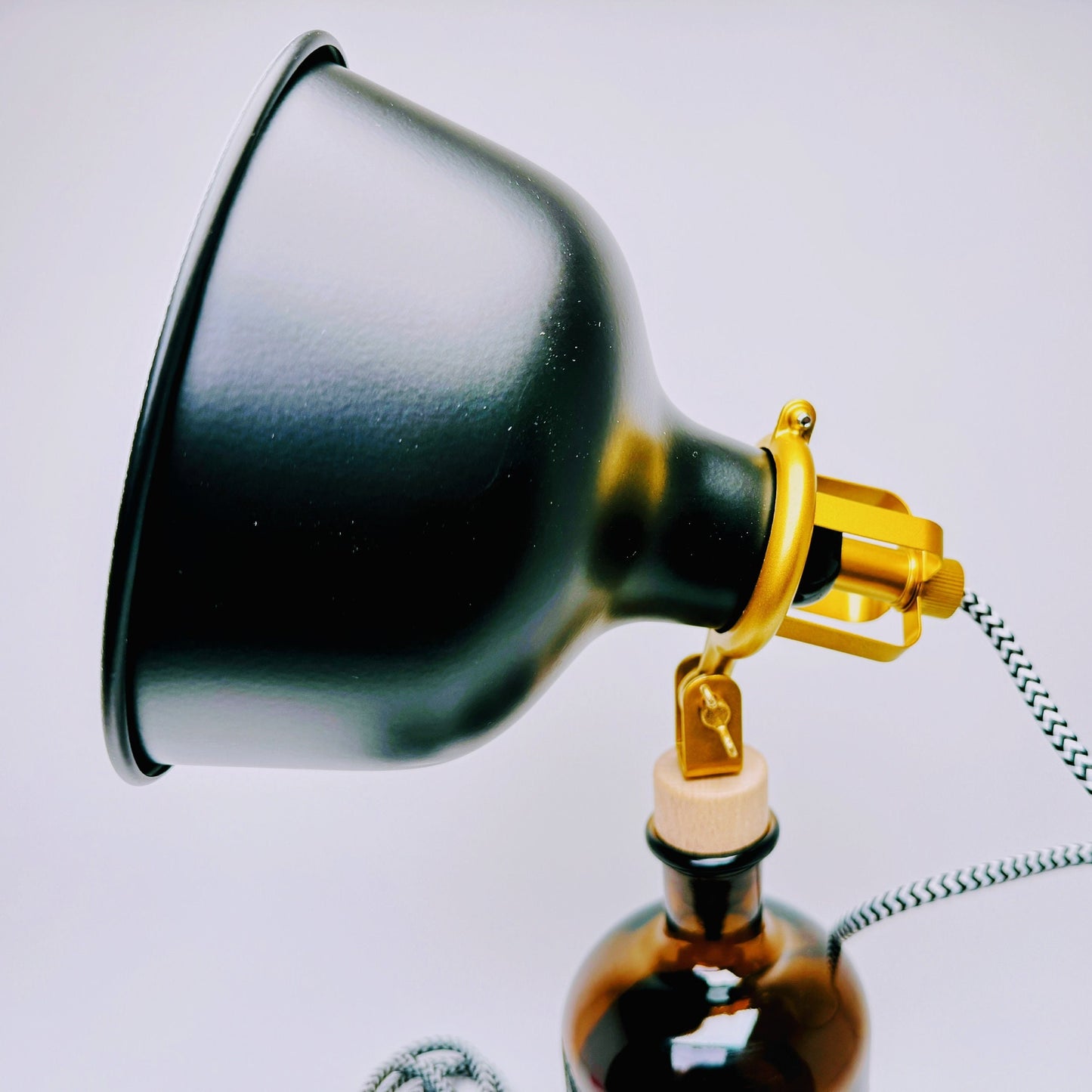 Monkey47 Gin Vintage-Lampe | Handgemachte nachhaltige Tischlampe aus Monkey 47 Gin | Einzigartige Geschenkidee | Deko-Licht | Upcycling
