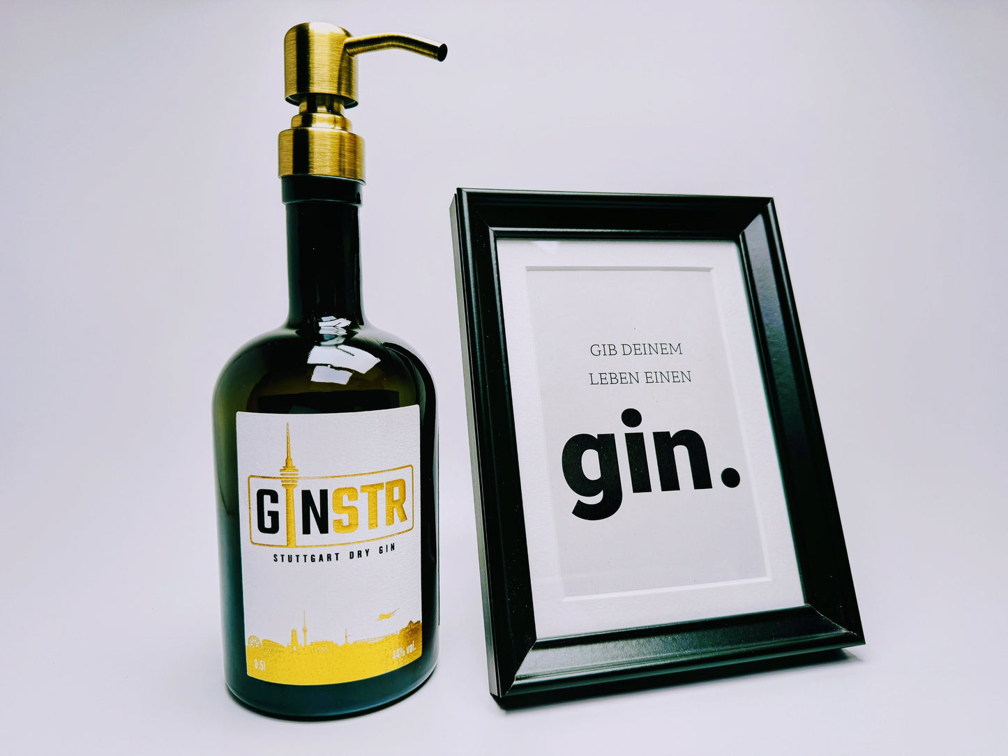 Gin-Seifenspender "Ginstr" | Upcycling Pumpspender aus Ginstr Gin Flasche | Nachfüllbar mit Seife | Bad Deko | Geschenk Stuttgart
