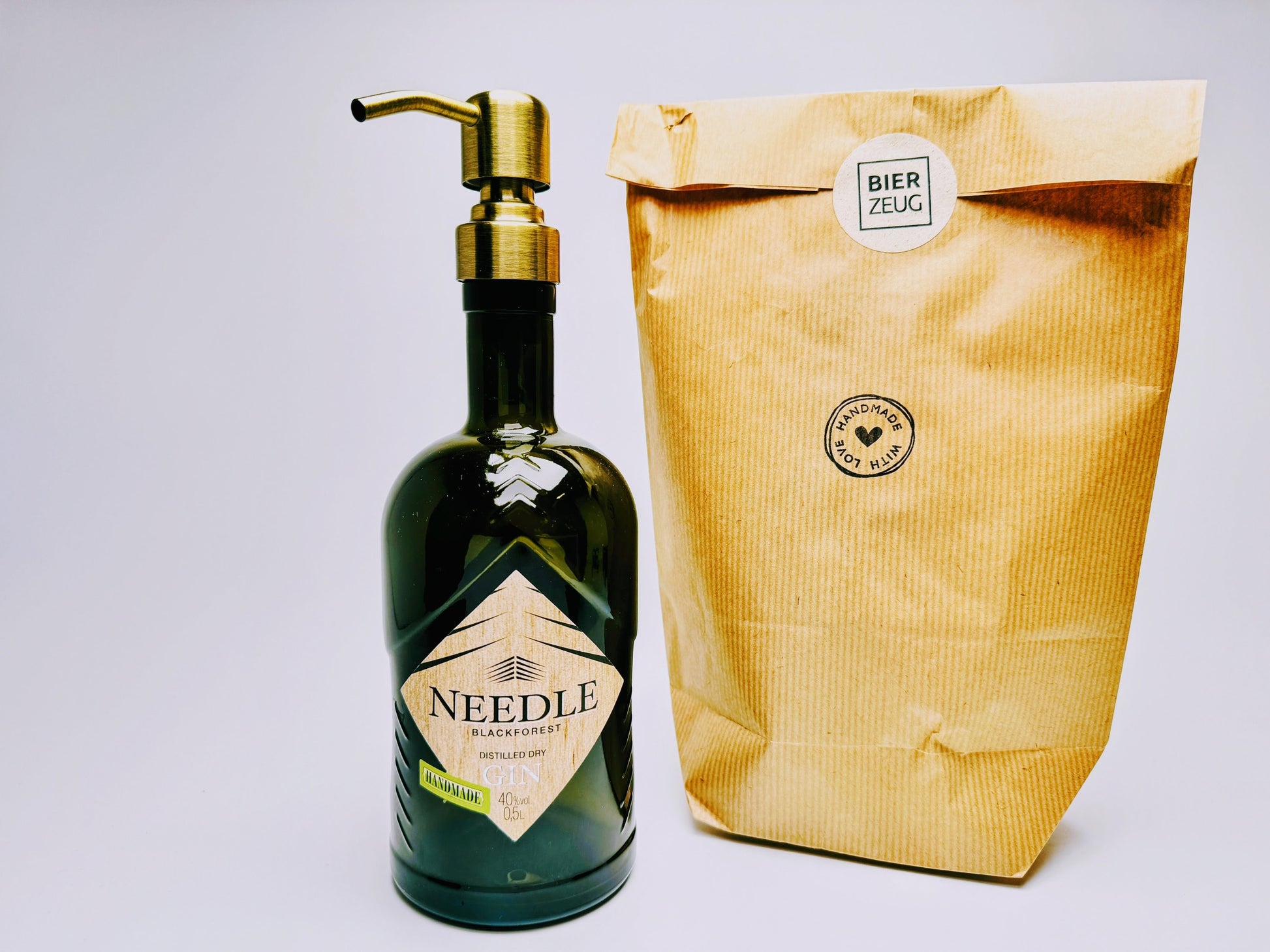 Gin-Seifenspender "Needle" | Upcycling Pumpspender aus Needle Gin Flasche | Nachfüllbar mit Seife, Spüli | Bad Deko | Geschenk Schwarzwald