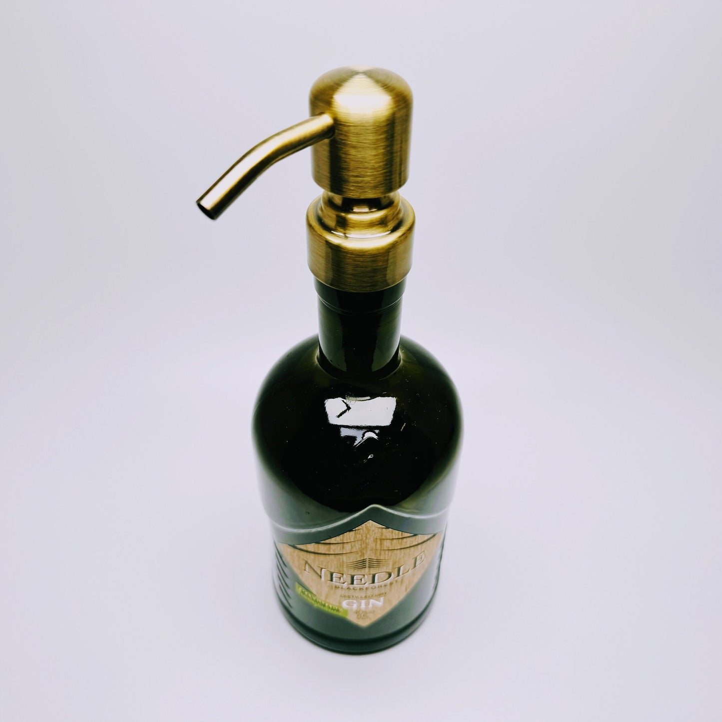 Gin-Seifenspender "Needle" | Upcycling Pumpspender aus Needle Gin Flasche | Nachfüllbar mit Seife, Spüli | Bad Deko | Geschenk Schwarzwald