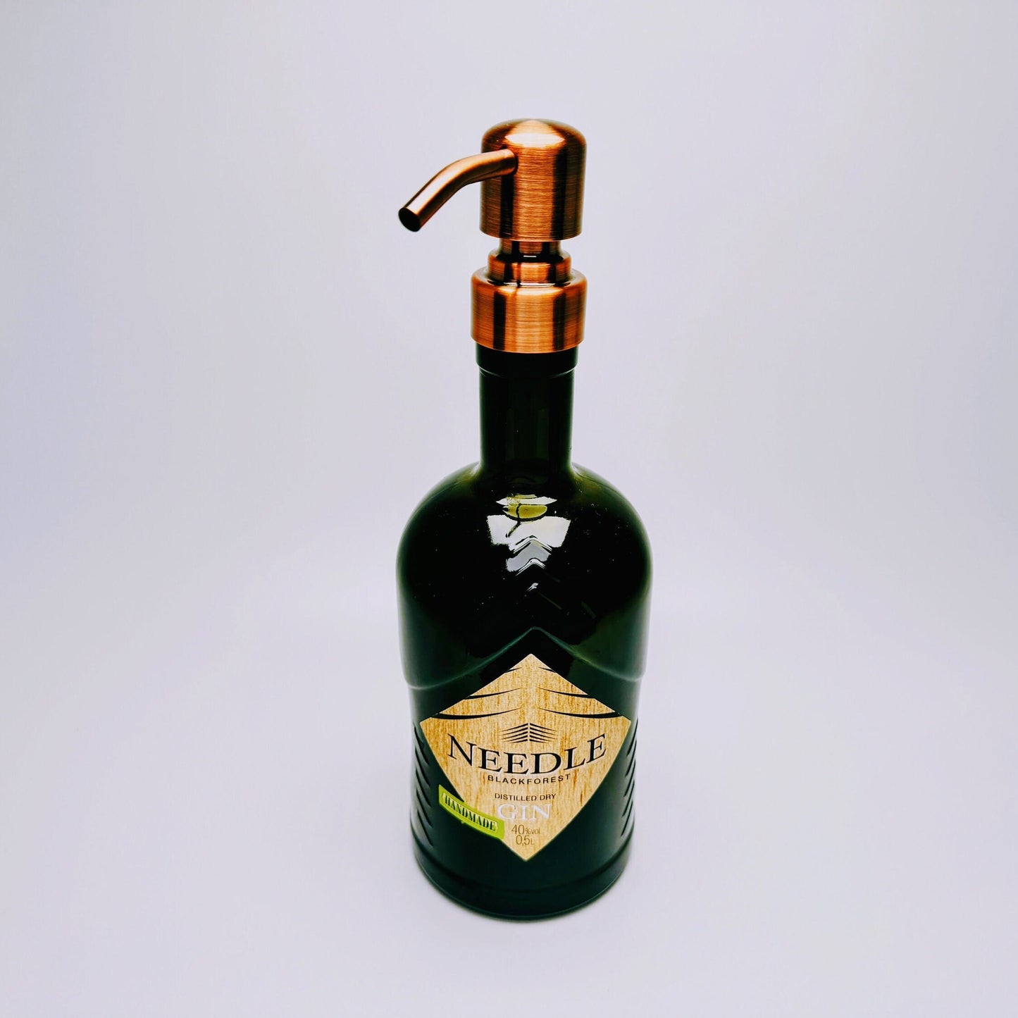 Gin-Seifenspender "Needle" | Upcycling Pumpspender aus Needle Gin Flasche | Nachfüllbar mit Seife, Spüli | Bad Deko | Geschenk Schwarzwald