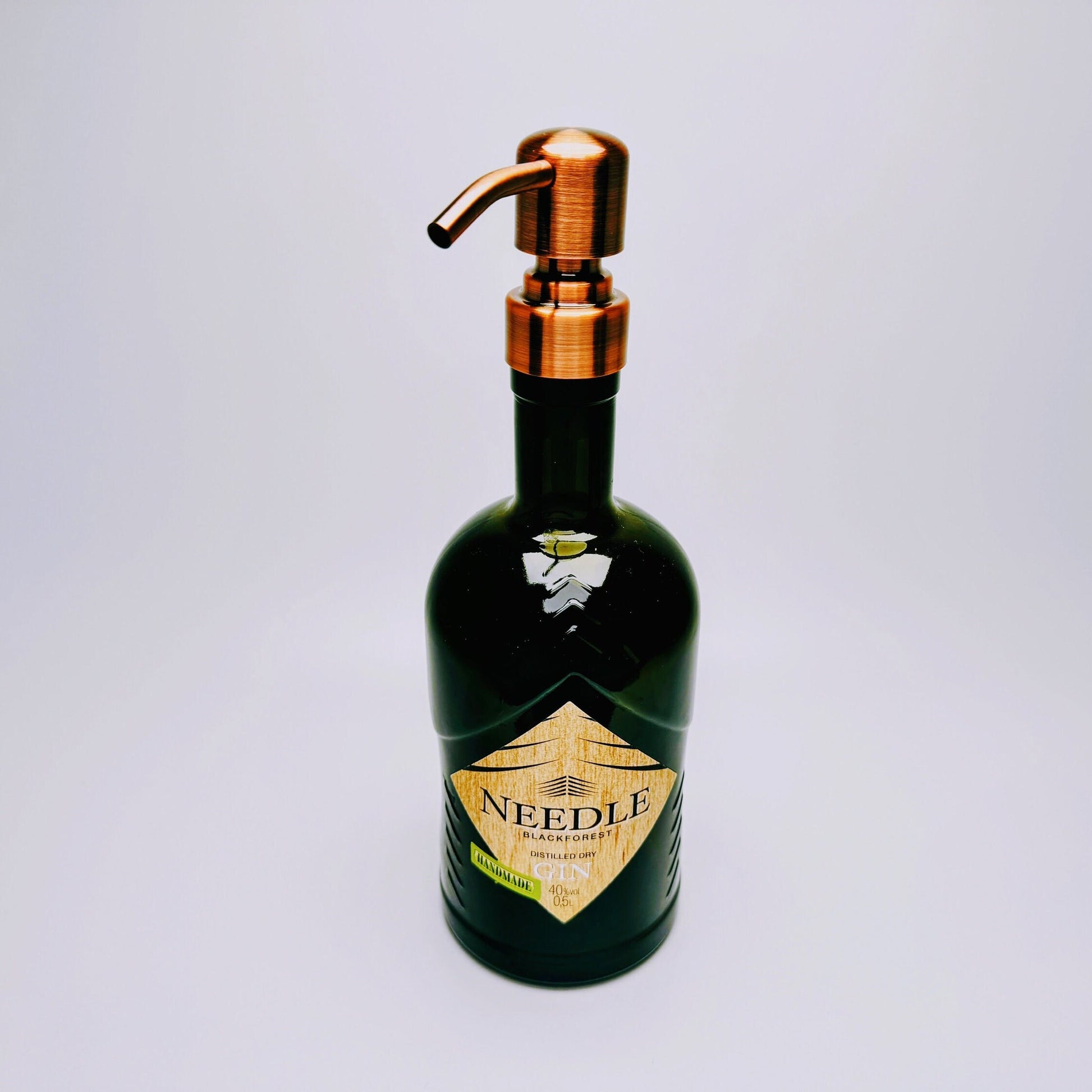 Gin-Seifenspender "Needle" | Upcycling Pumpspender aus Needle Gin Flasche | Nachfüllbar mit Seife, Spüli | Bad Deko | Geschenk Schwarzwald