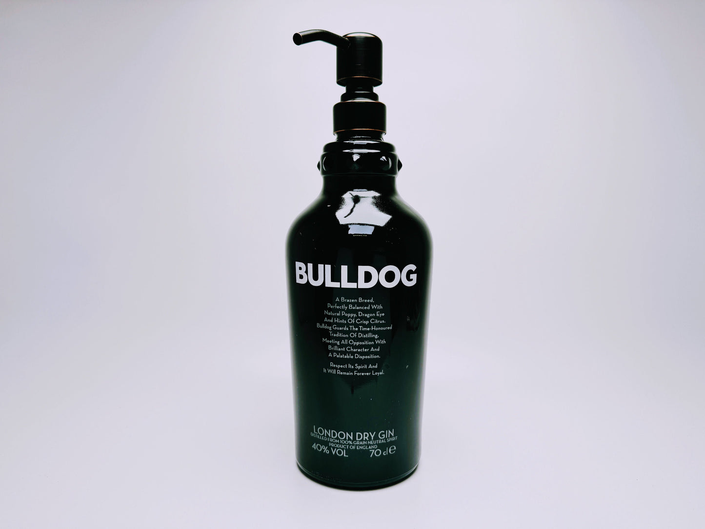Gin-Seifenspender "Bulldog Brilliance" | Upcycling Pumpspender aus Bulldog Gin-Flasche | Nachfüllbar mit Seife | Bad Deko Geschenk England