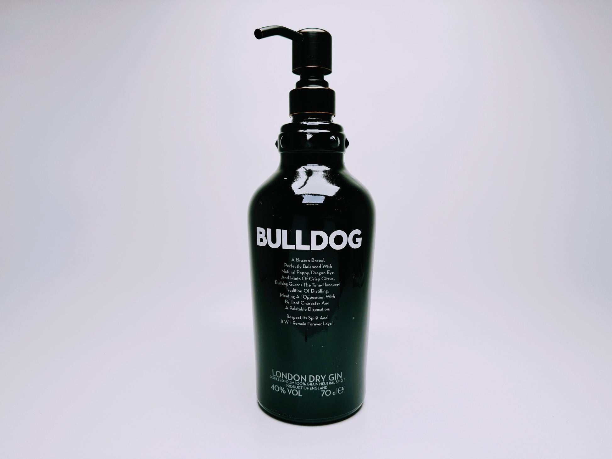 Gin-Seifenspender "Bulldog Brilliance" | Upcycling Pumpspender aus Bulldog Gin-Flasche | Nachfüllbar mit Seife | Bad Deko Geschenk England
