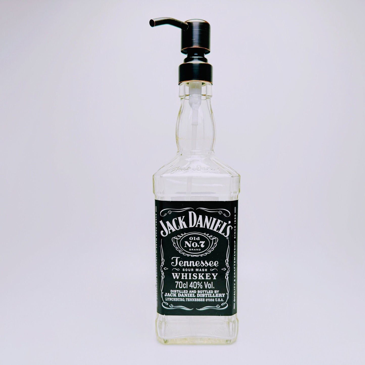 Whisky-Seifenspender “Jacky” | Upcycling Pumpspender aus Jack Daniels Flaschen | Nachfüllbar mit Seife, Spüli, Bartöl | Bad Deko Geschenk