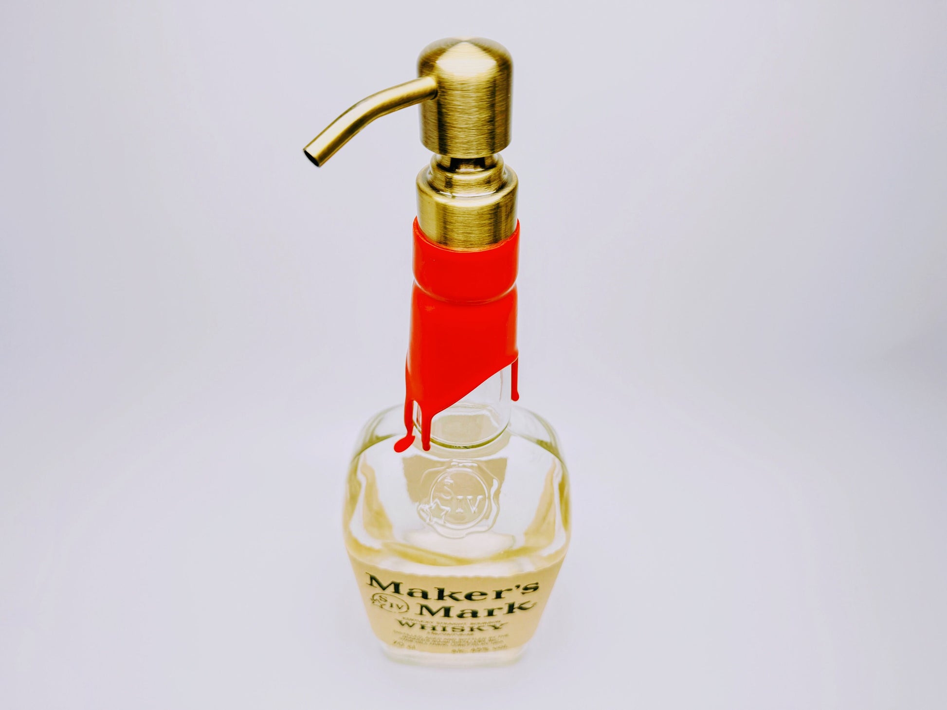 Whisky-Seifenspender “Mark” | Upcycling Pumpspender aus Maker’s Mark Flaschen | Nachfüllbar mit Seife | Bad Deko | Geschenk | H:28cm