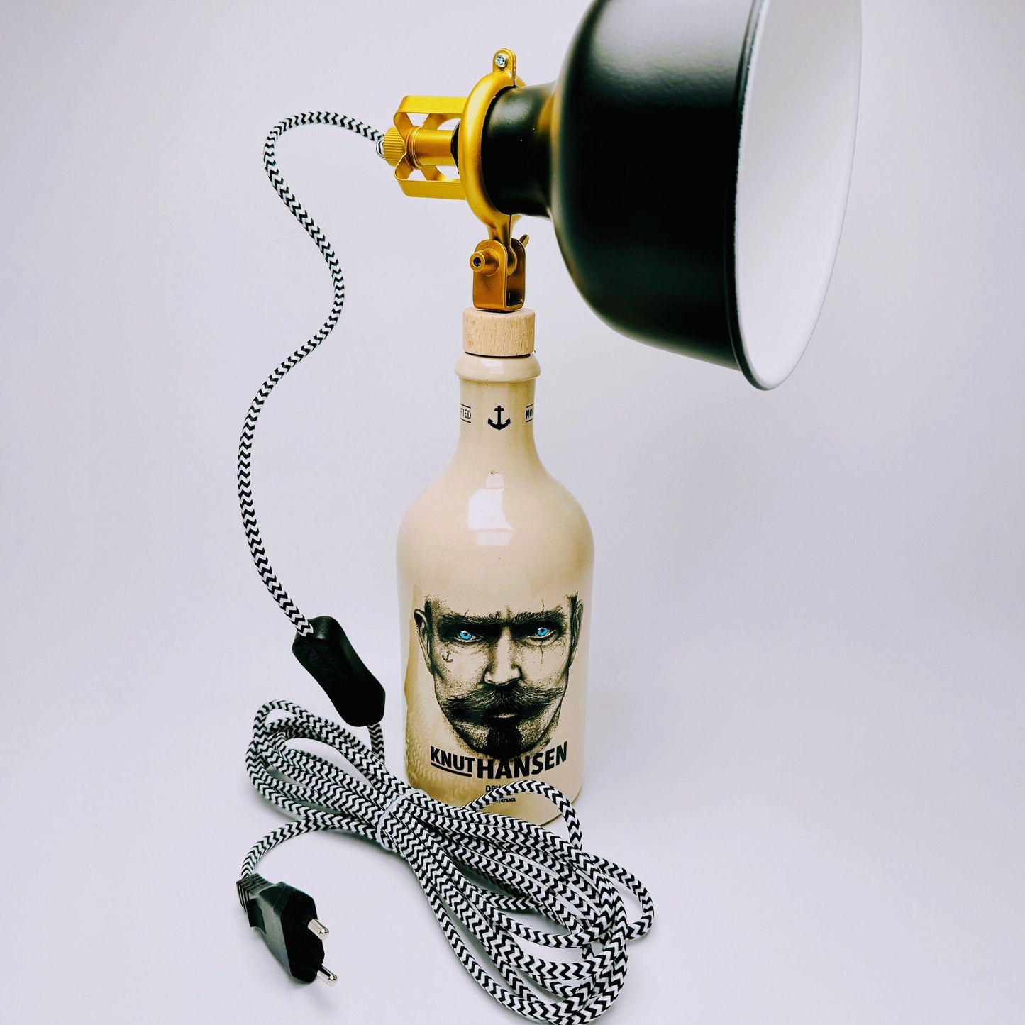 Knut Hansen Gin Vintage-Lampe | Handgemachte nachhaltige Tischlampe aus Knut Hansen Gin | Einzigartige Geschenkidee | Deko-Licht | Upcycling