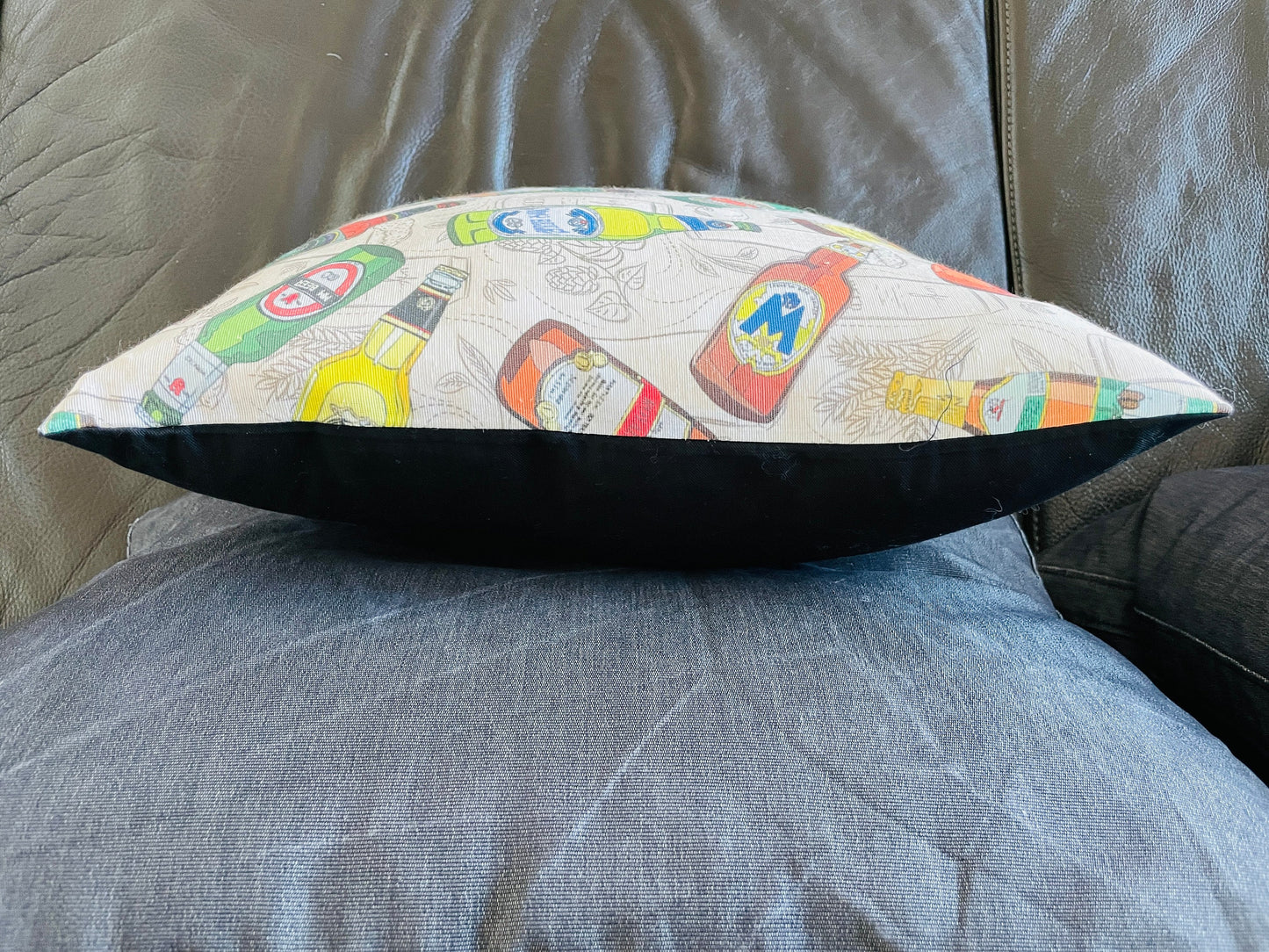 Bierkissen | Kissenbezug mit Bier-Motiv | Sofa-Kissen mit Bier-Flaschen-Design | Kopfkissen aus Stoff | Dekokissen | Handgefertigt | 40x40 cm